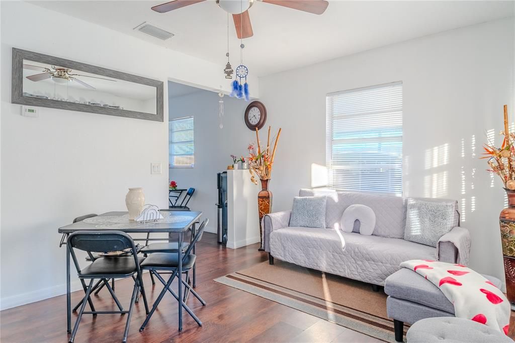 На продажу: $349,900 (2 спален, 1 ванн, 624 Квадратных фут)