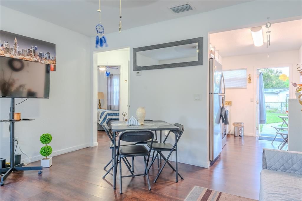 На продажу: $349,900 (2 спален, 1 ванн, 624 Квадратных фут)