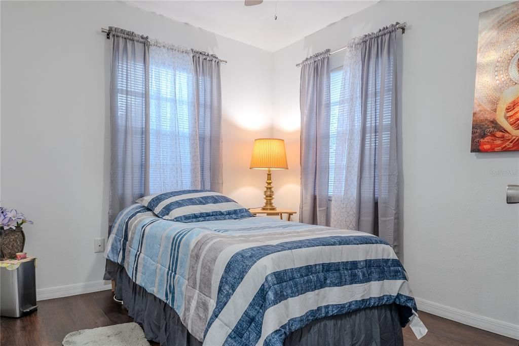 На продажу: $349,900 (2 спален, 1 ванн, 624 Квадратных фут)