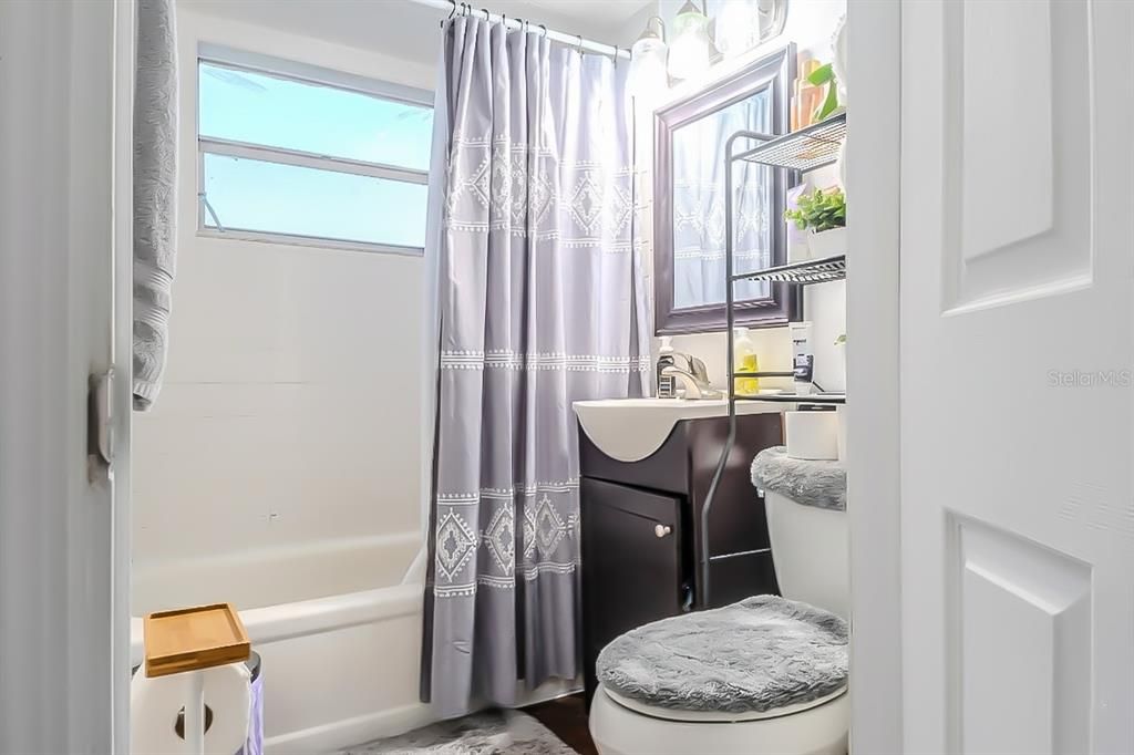 На продажу: $349,900 (2 спален, 1 ванн, 624 Квадратных фут)