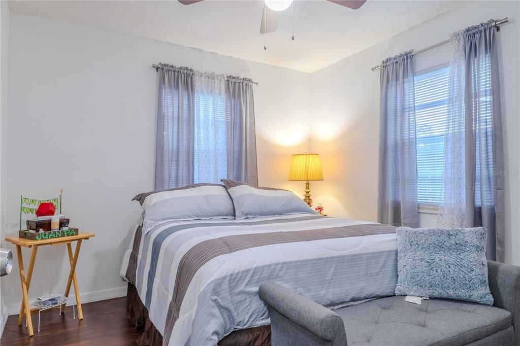 На продажу: $349,900 (2 спален, 1 ванн, 624 Квадратных фут)