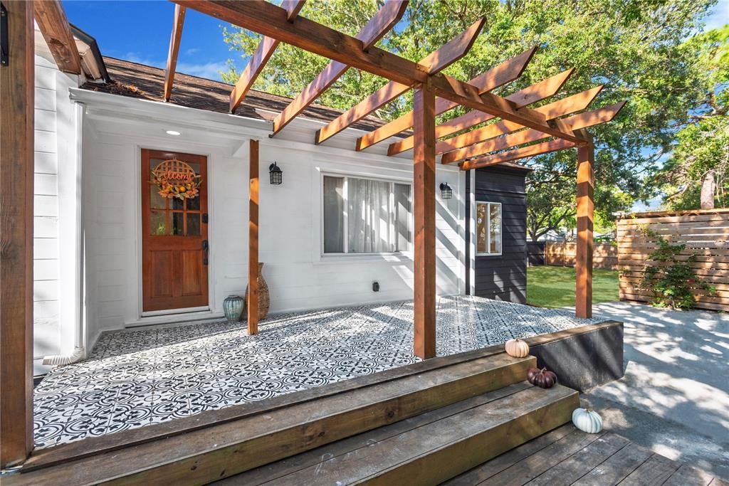 For Sale: $339,000 (2 beds, 1 baths, 947 Square Feet)