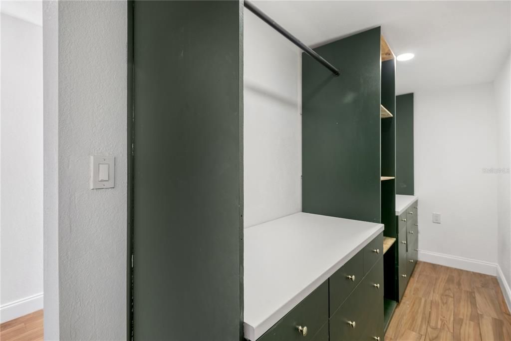 For Sale: $339,000 (2 beds, 1 baths, 947 Square Feet)