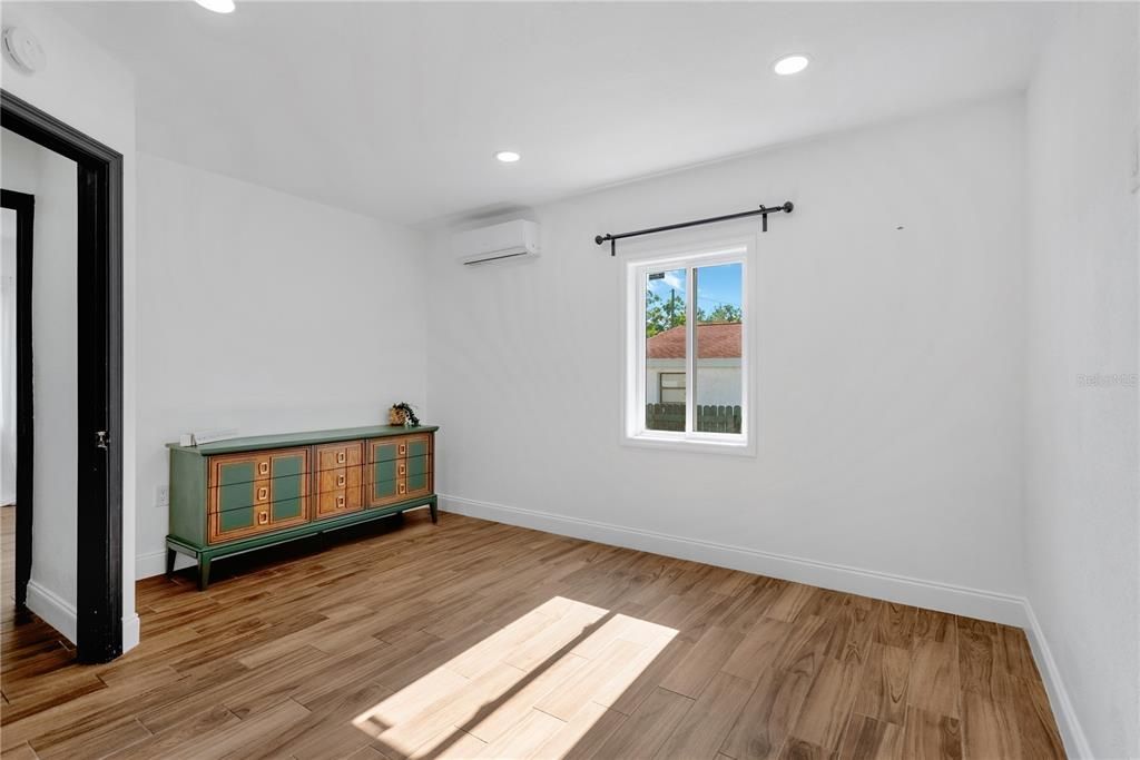 For Sale: $339,000 (2 beds, 1 baths, 947 Square Feet)