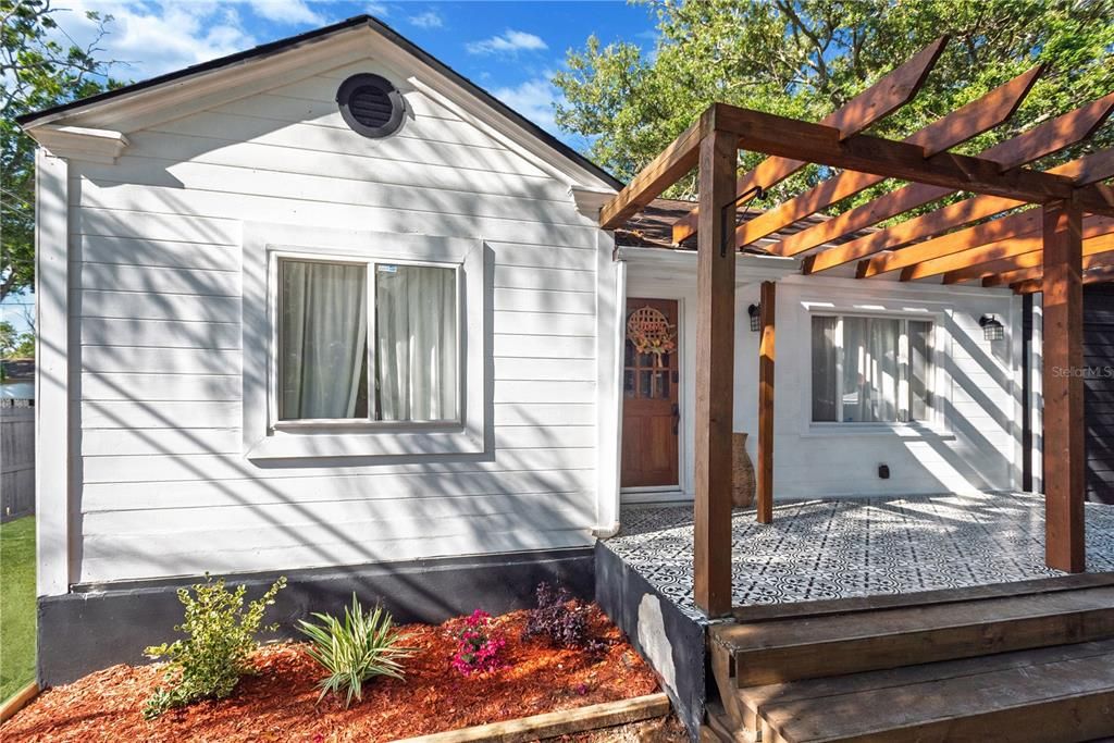 For Sale: $339,000 (2 beds, 1 baths, 947 Square Feet)