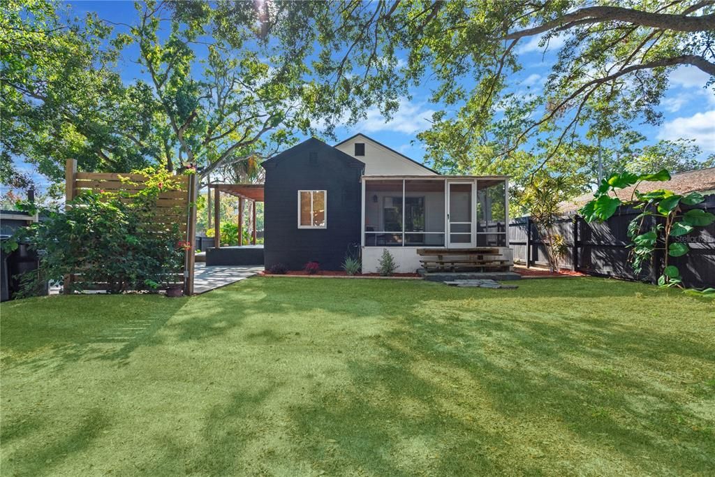 For Sale: $339,000 (2 beds, 1 baths, 947 Square Feet)