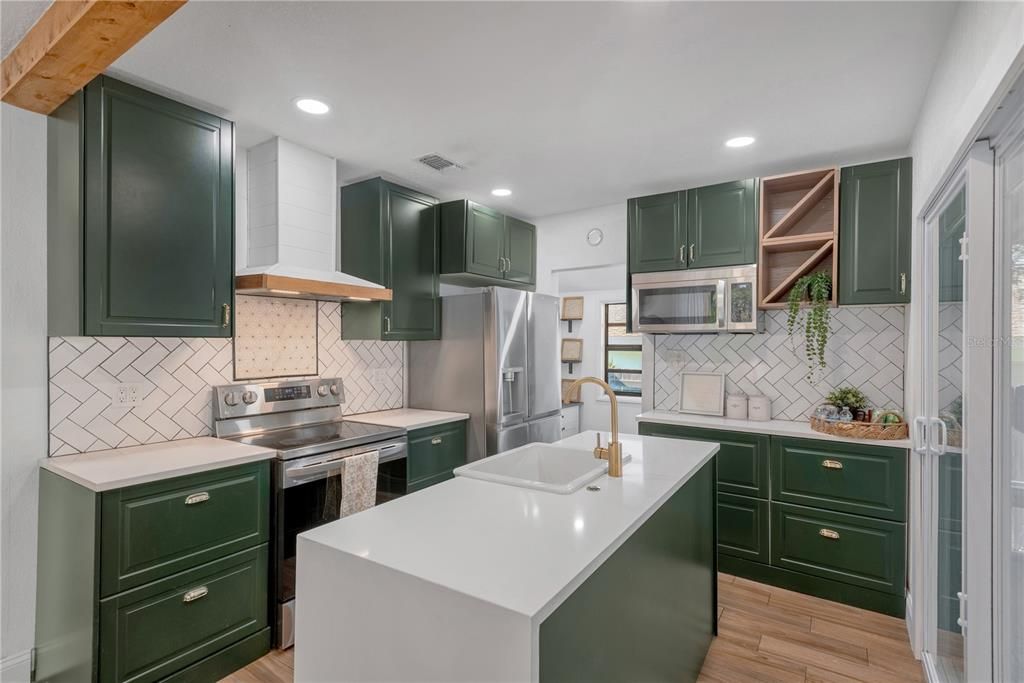 For Sale: $339,000 (2 beds, 1 baths, 947 Square Feet)