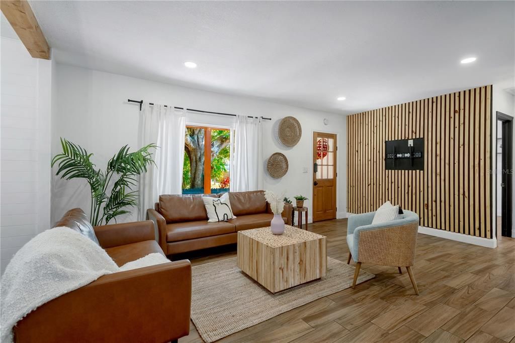 For Sale: $339,000 (2 beds, 1 baths, 947 Square Feet)