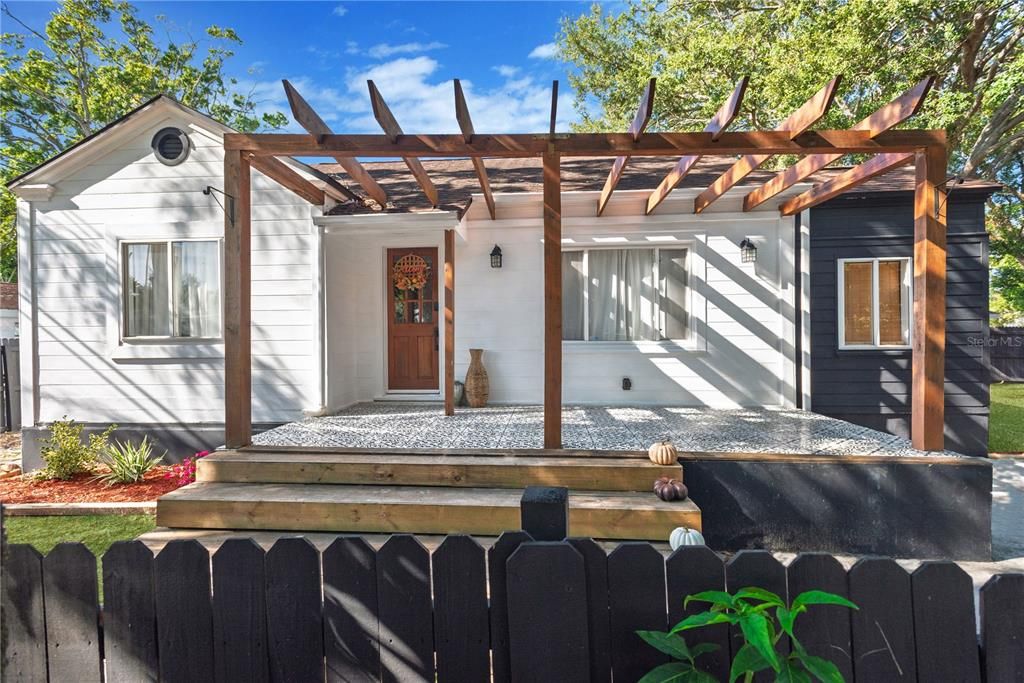 For Sale: $339,000 (2 beds, 1 baths, 947 Square Feet)