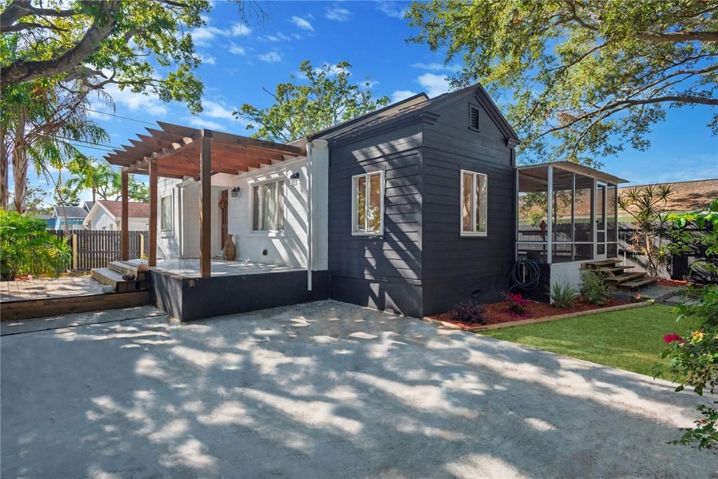 For Sale: $339,000 (2 beds, 1 baths, 947 Square Feet)