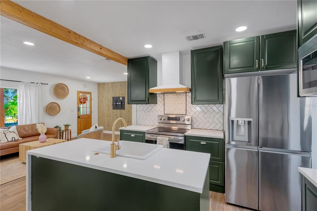 For Sale: $339,000 (2 beds, 1 baths, 947 Square Feet)