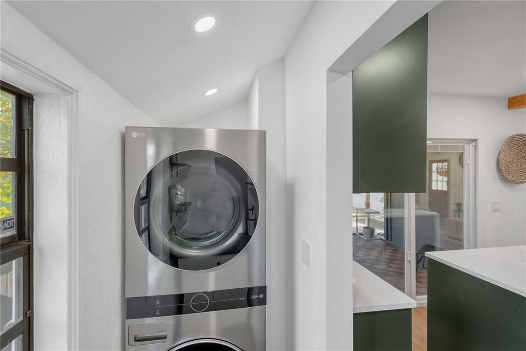 For Sale: $339,000 (2 beds, 1 baths, 947 Square Feet)