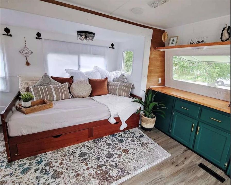 For Sale: $339,000 (2 beds, 1 baths, 947 Square Feet)