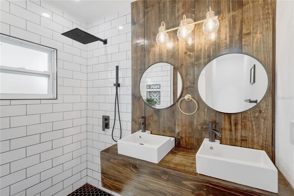 For Sale: $339,000 (2 beds, 1 baths, 947 Square Feet)