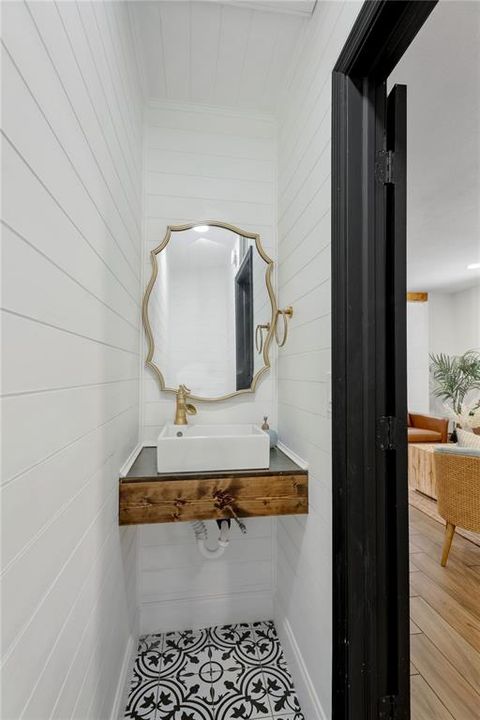 For Sale: $339,000 (2 beds, 1 baths, 947 Square Feet)