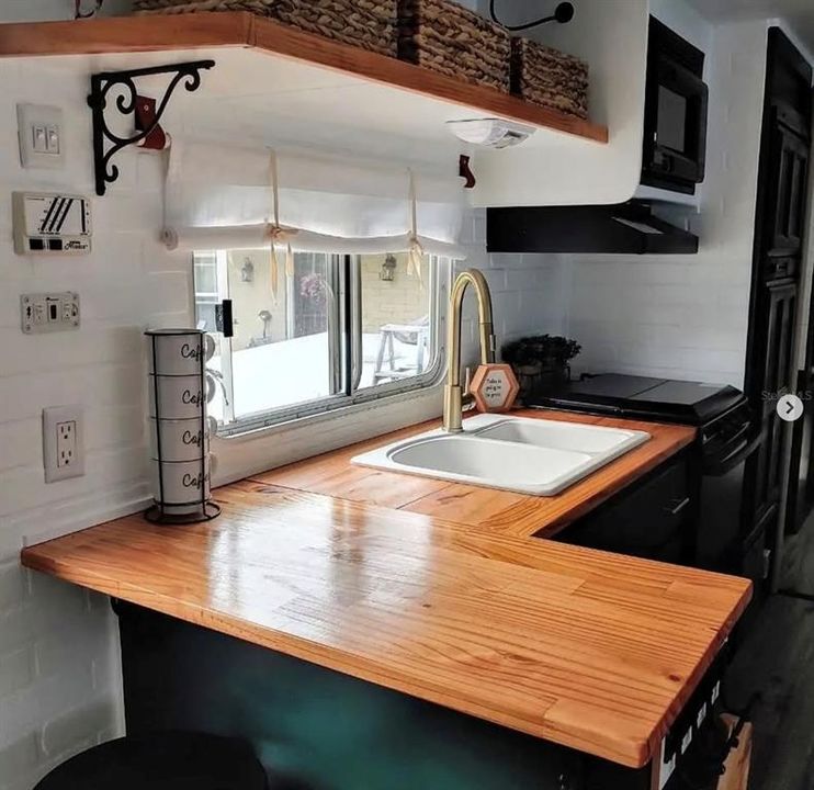 For Sale: $339,000 (2 beds, 1 baths, 947 Square Feet)