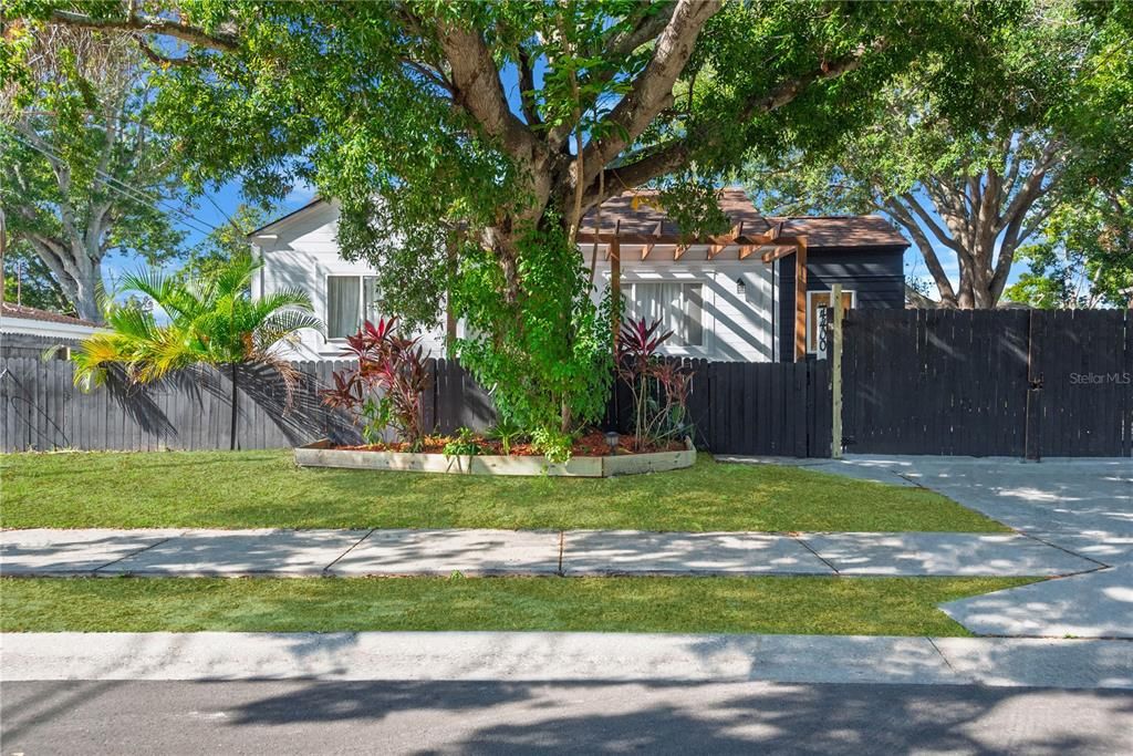 For Sale: $339,000 (2 beds, 1 baths, 947 Square Feet)