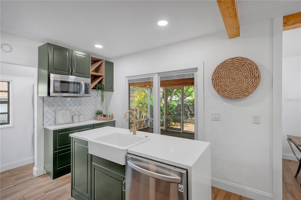 For Sale: $339,000 (2 beds, 1 baths, 947 Square Feet)