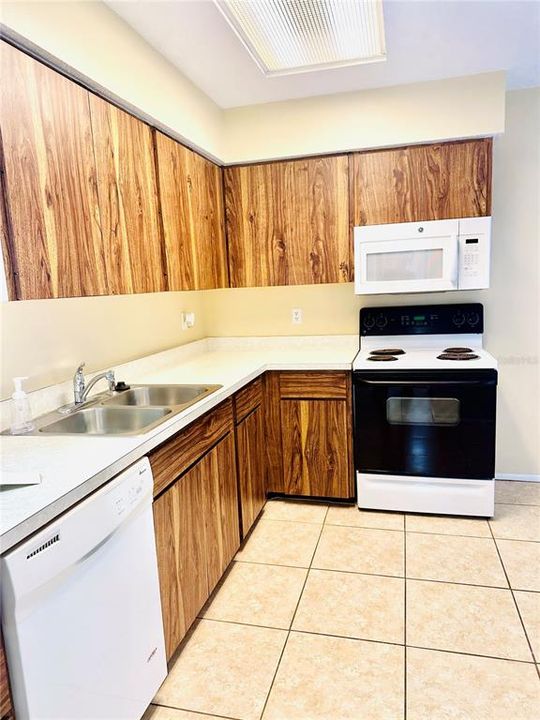 For Sale: $250,000 (3 beds, 3 baths, 1313 Square Feet)