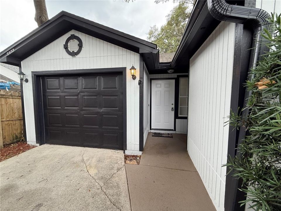 Active With Contract: $295,000 (3 beds, 2 baths, 1214 Square Feet)