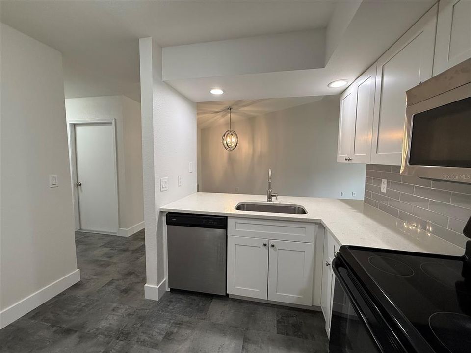 Active With Contract: $295,000 (3 beds, 2 baths, 1214 Square Feet)