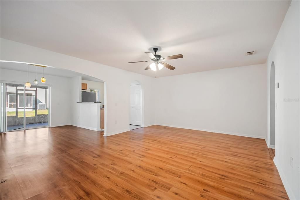 For Sale: $285,000 (3 beds, 2 baths, 1703 Square Feet)