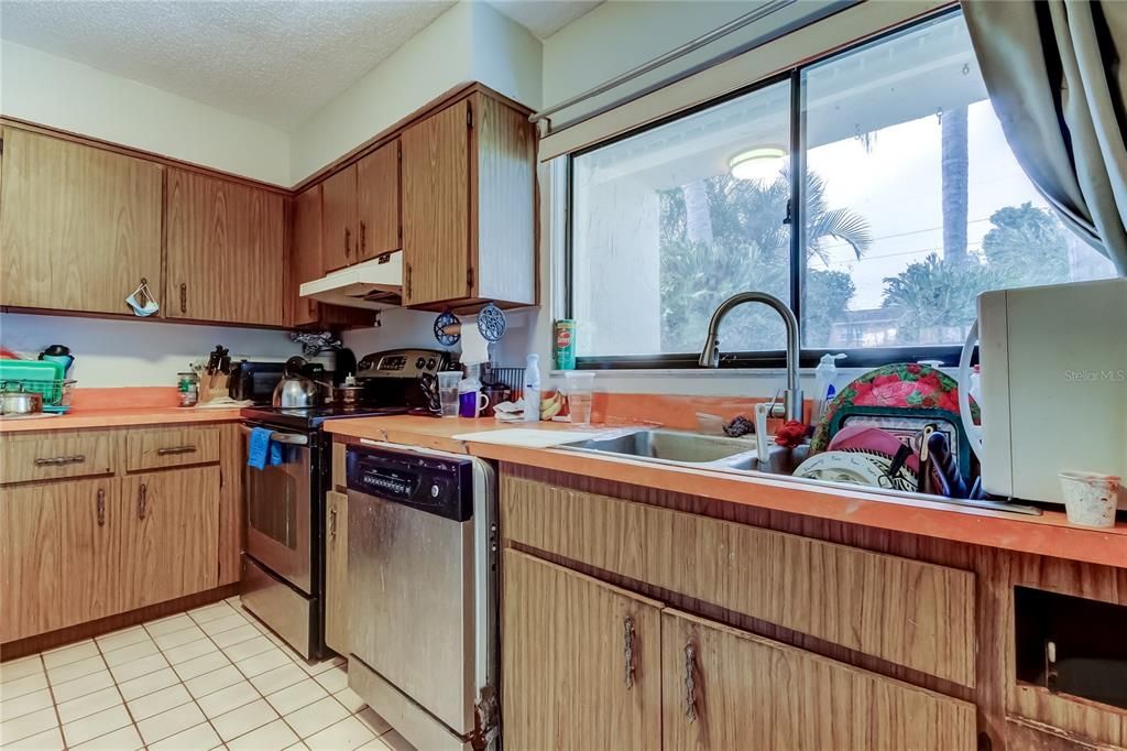 For Sale: $245,000 (3 beds, 2 baths, 1300 Square Feet)