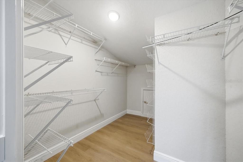 For Sale: $1,199,999 (4 beds, 2 baths, 2672 Square Feet)