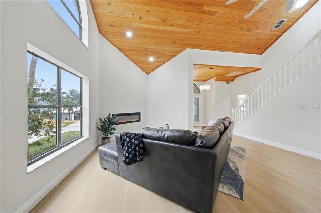 For Sale: $1,199,999 (4 beds, 2 baths, 2672 Square Feet)