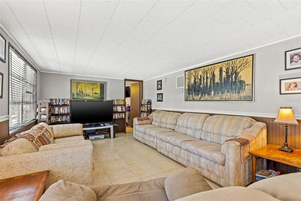 待售: $89,900 (2 贝兹, 1 浴室, 996 平方英尺)