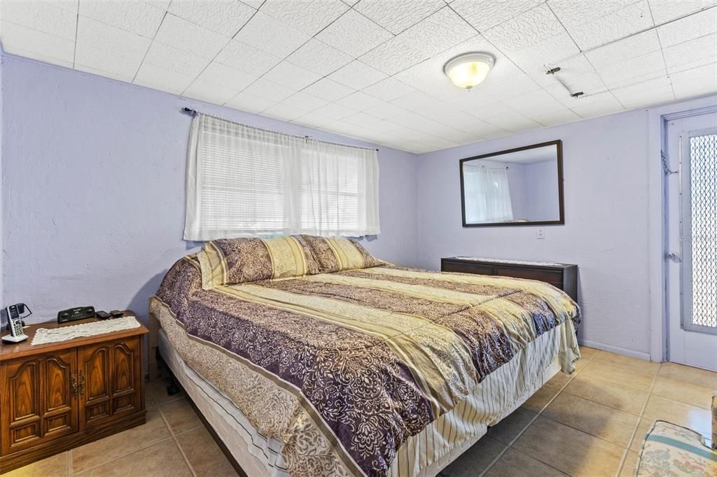 待售: $89,900 (2 贝兹, 1 浴室, 996 平方英尺)