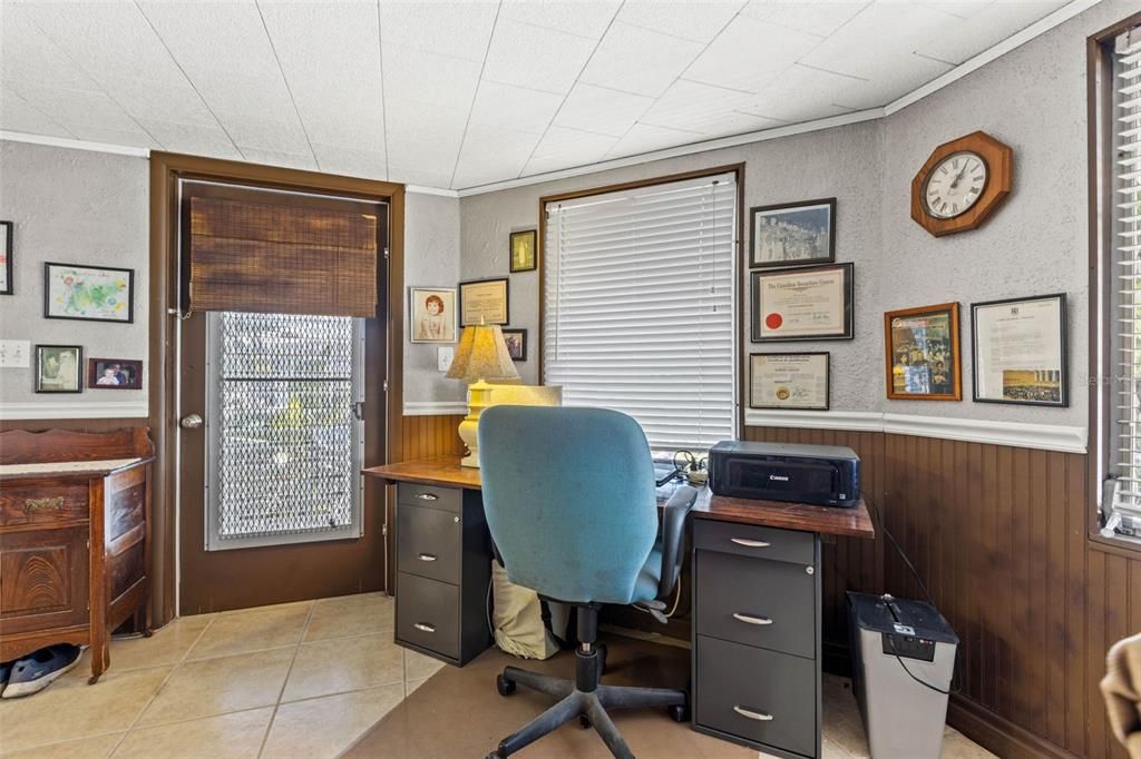 待售: $89,900 (2 贝兹, 1 浴室, 996 平方英尺)