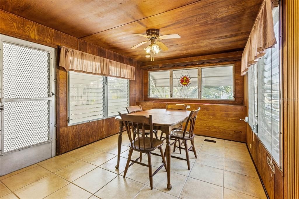 待售: $89,900 (2 贝兹, 1 浴室, 996 平方英尺)