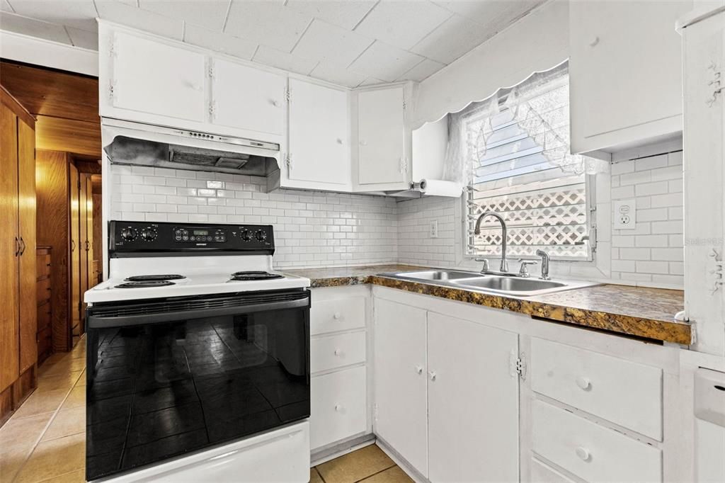 待售: $89,900 (2 贝兹, 1 浴室, 996 平方英尺)