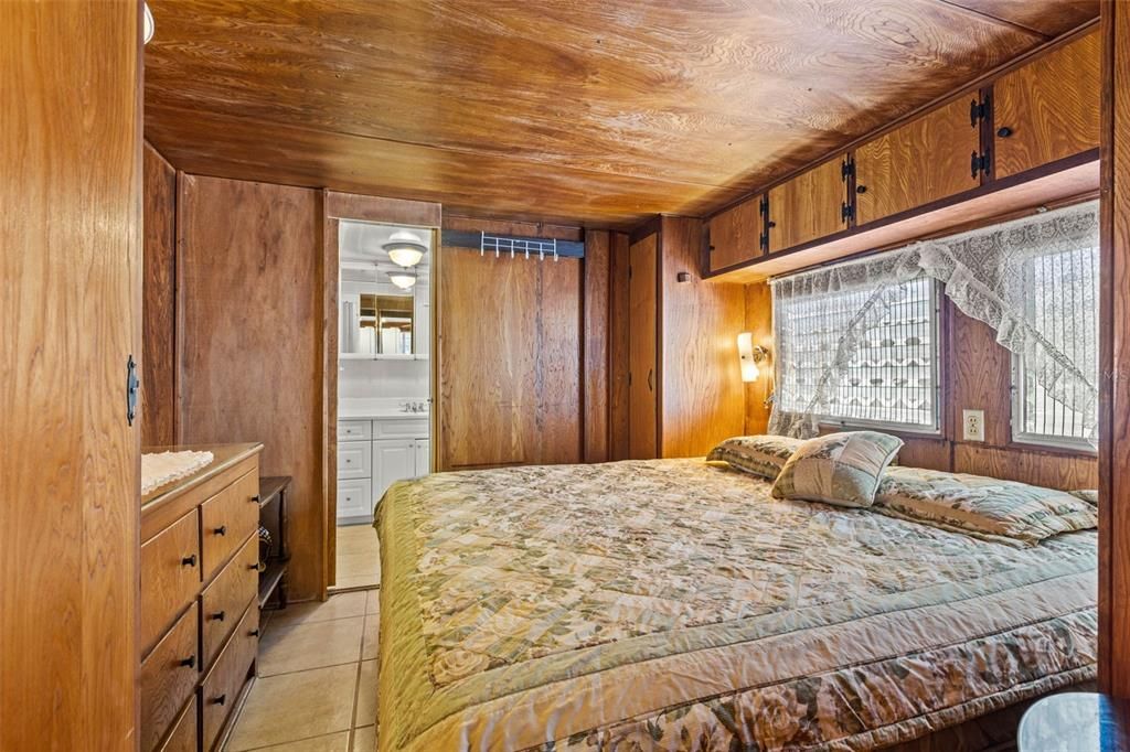 待售: $89,900 (2 贝兹, 1 浴室, 996 平方英尺)