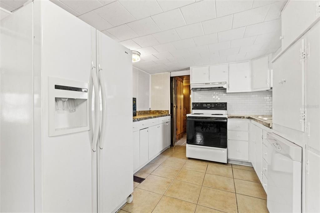 待售: $89,900 (2 贝兹, 1 浴室, 996 平方英尺)