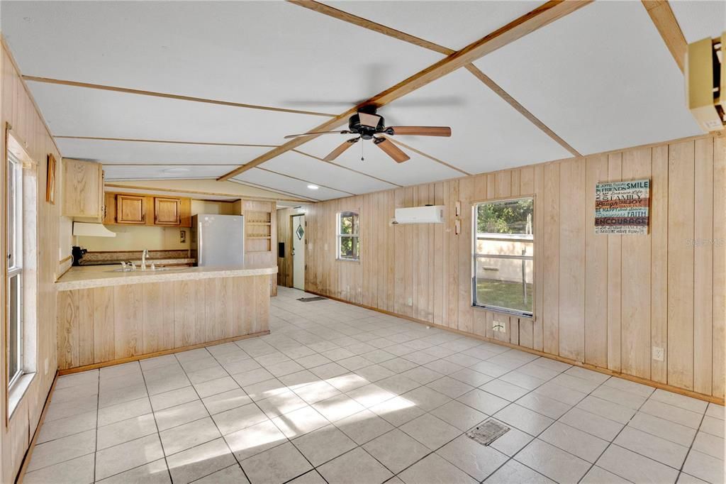 For Sale: $195,000 (2 beds, 2 baths, 924 Square Feet)