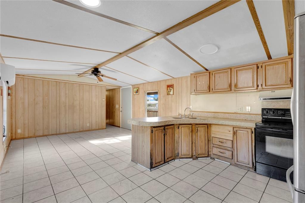 For Sale: $195,000 (2 beds, 2 baths, 924 Square Feet)