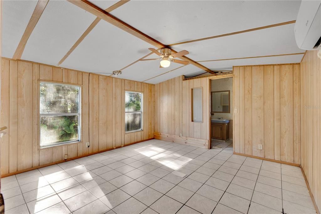 For Sale: $195,000 (2 beds, 2 baths, 924 Square Feet)