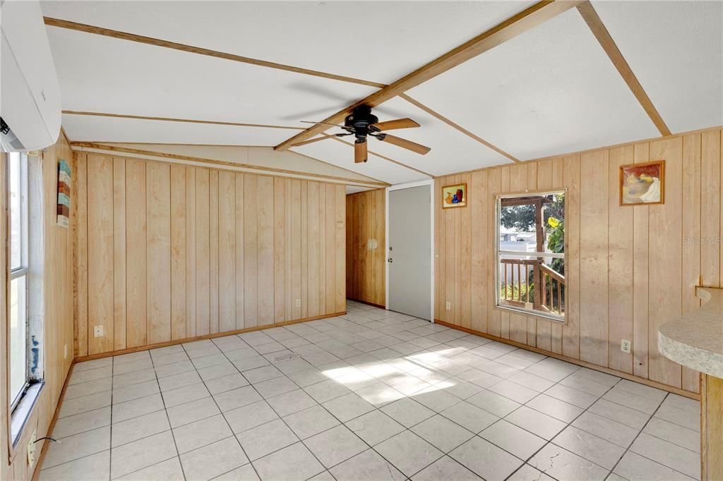 For Sale: $195,000 (2 beds, 2 baths, 924 Square Feet)