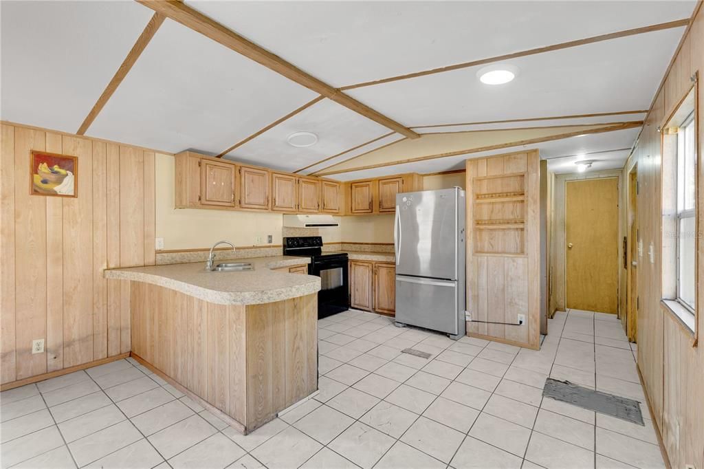 For Sale: $195,000 (2 beds, 2 baths, 924 Square Feet)