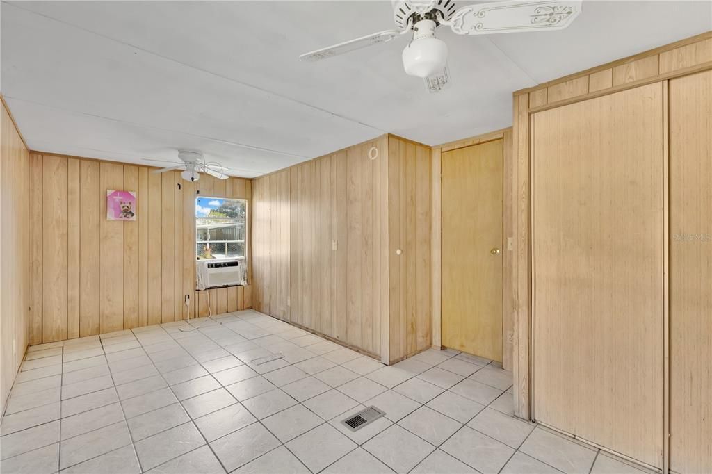 For Sale: $195,000 (2 beds, 2 baths, 924 Square Feet)