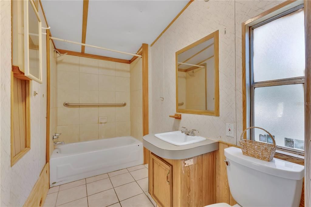 For Sale: $195,000 (2 beds, 2 baths, 924 Square Feet)