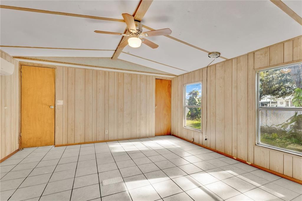 For Sale: $195,000 (2 beds, 2 baths, 924 Square Feet)