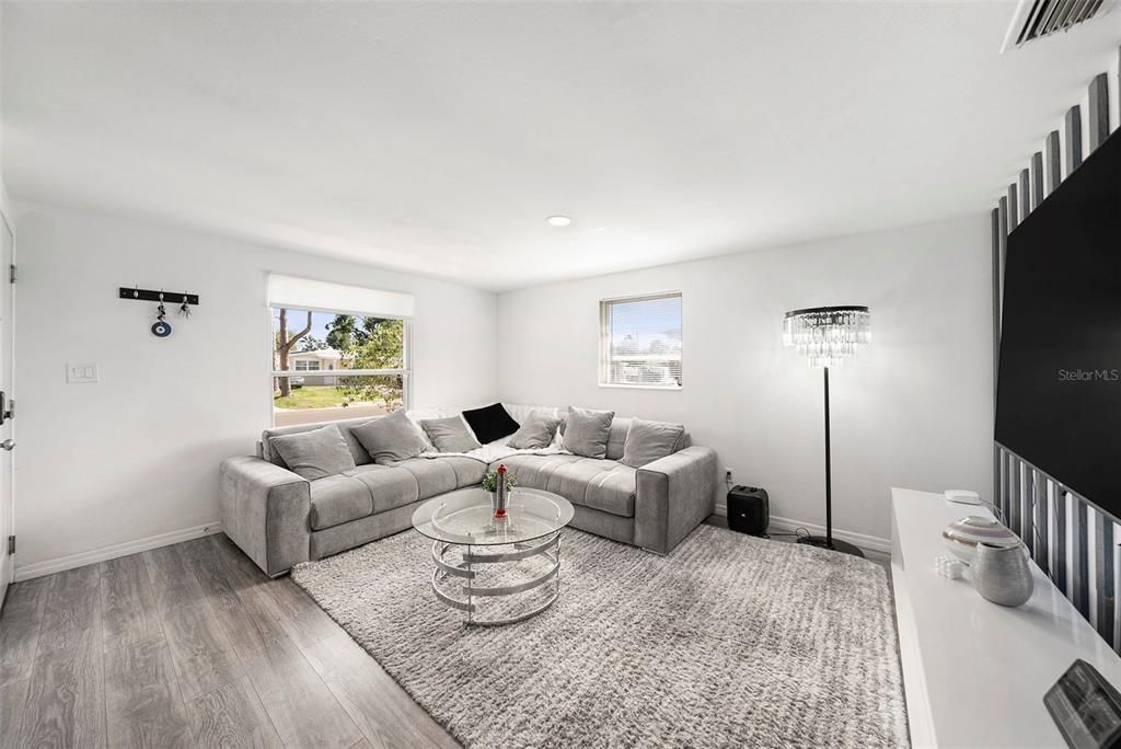 На продажу: $424,999 (4 спален, 2 ванн, 1396 Квадратных фут)