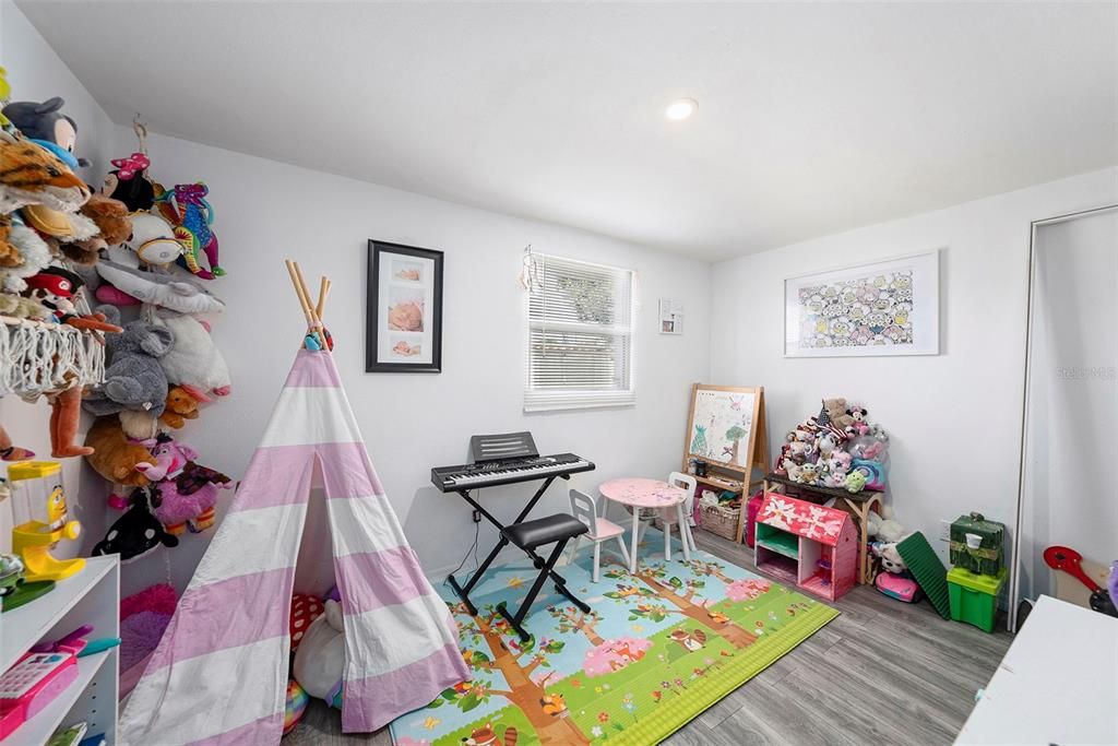 На продажу: $424,999 (4 спален, 2 ванн, 1396 Квадратных фут)