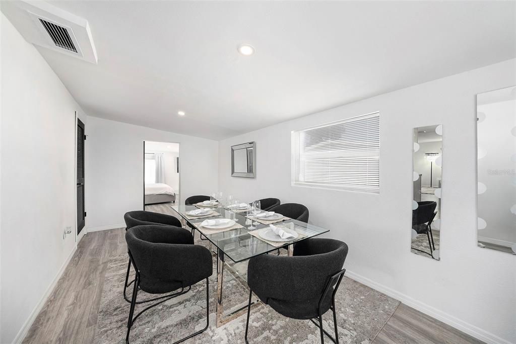 На продажу: $424,999 (4 спален, 2 ванн, 1396 Квадратных фут)