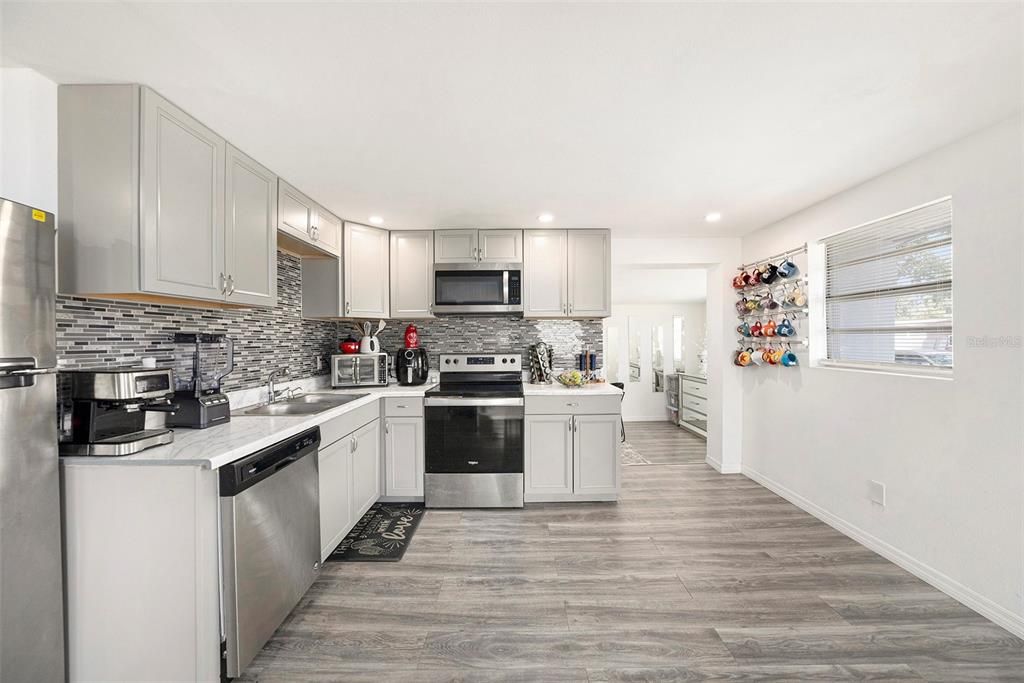 На продажу: $424,999 (4 спален, 2 ванн, 1396 Квадратных фут)