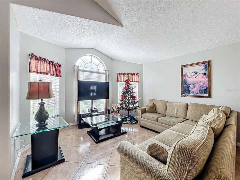 En Renta: $2,700 (4 camas, 2 baños, 1976 Pies cuadrados)