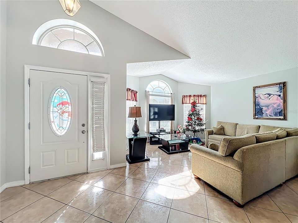 En Renta: $2,700 (4 camas, 2 baños, 1976 Pies cuadrados)